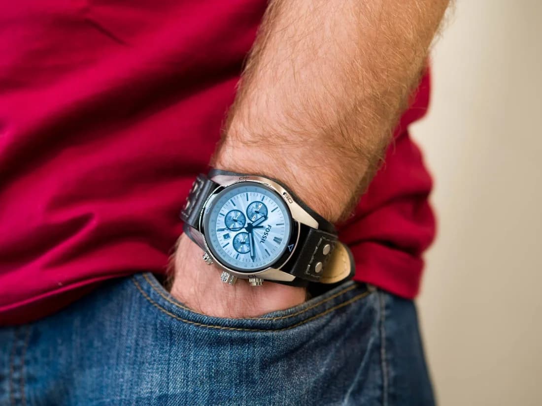 Boîtier Fossil CH2564 en acier brossé de 44mm, lunette fine et verre minéral, vue de profil robuste