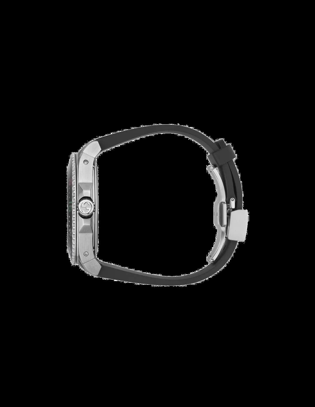 Bracelet Gucci YA136217 en caoutchouc noir texturé, boucle ardillon en acier, robuste et étanche