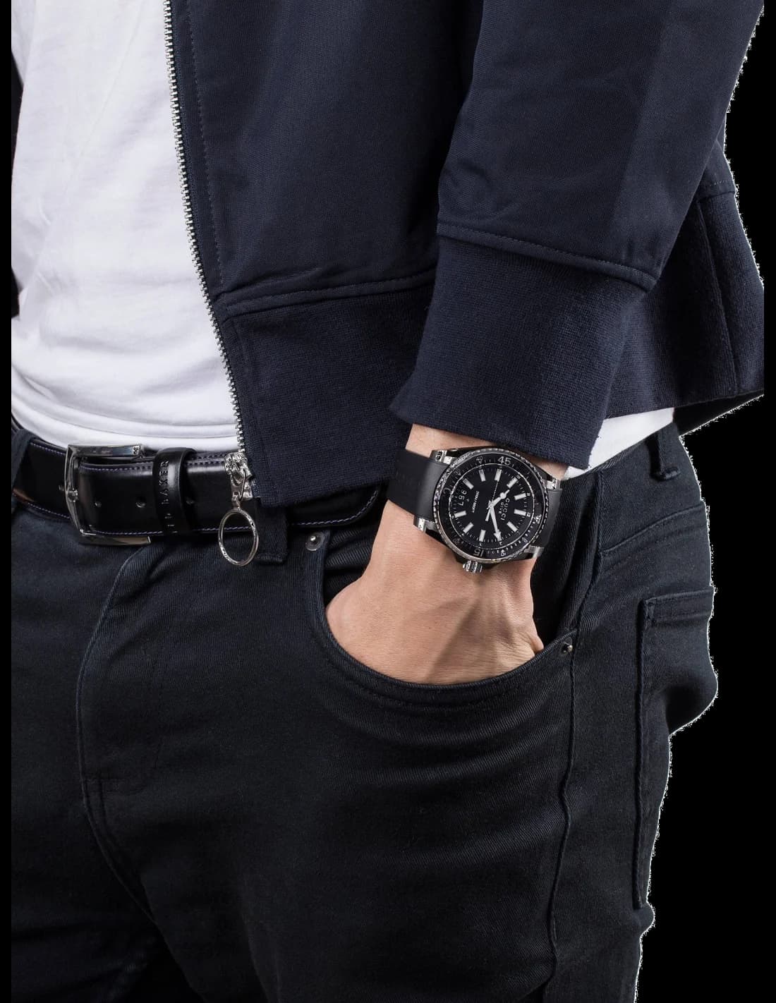 Bracelet Gucci YA136204 en caoutchouc noir texturé avec boucle ardillon en acier brossé