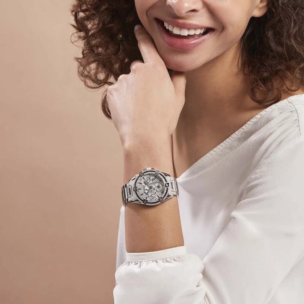 Boîtier Guess GW0464L1 rond en acier argenté, lunette lisse, profil fin et sophistiqué pour un porté quotidien chic