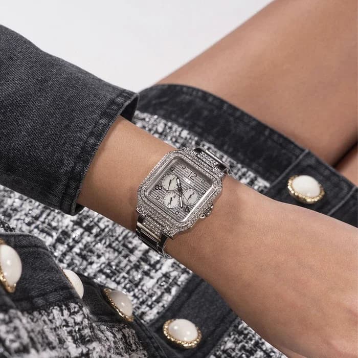 Boîtier Guess GW0472L1 carré en acier argenté avec lunette pavée de strass, profil fin et élégant pour un effet bijou