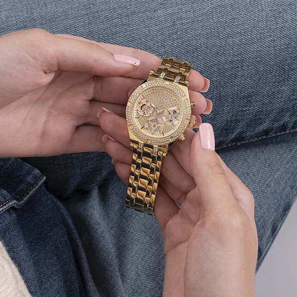 Boîtier Guess GW0440L2 rond en acier doré 38 mm, lunette lisse, verre minéral, profil fin et féminin