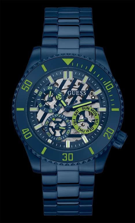 Montre Guess GW0488G4 au cadran squelette bleu dévoilant le mécanisme, style moderne et audacieux