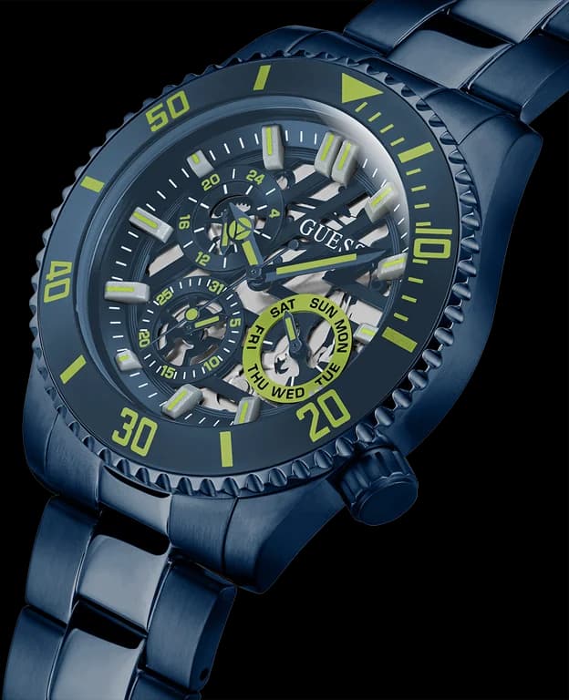Cadran Guess GW0488G4 squelette bleu avec index appliqués et aiguilles luminescentes, ouverture sur le mouvement