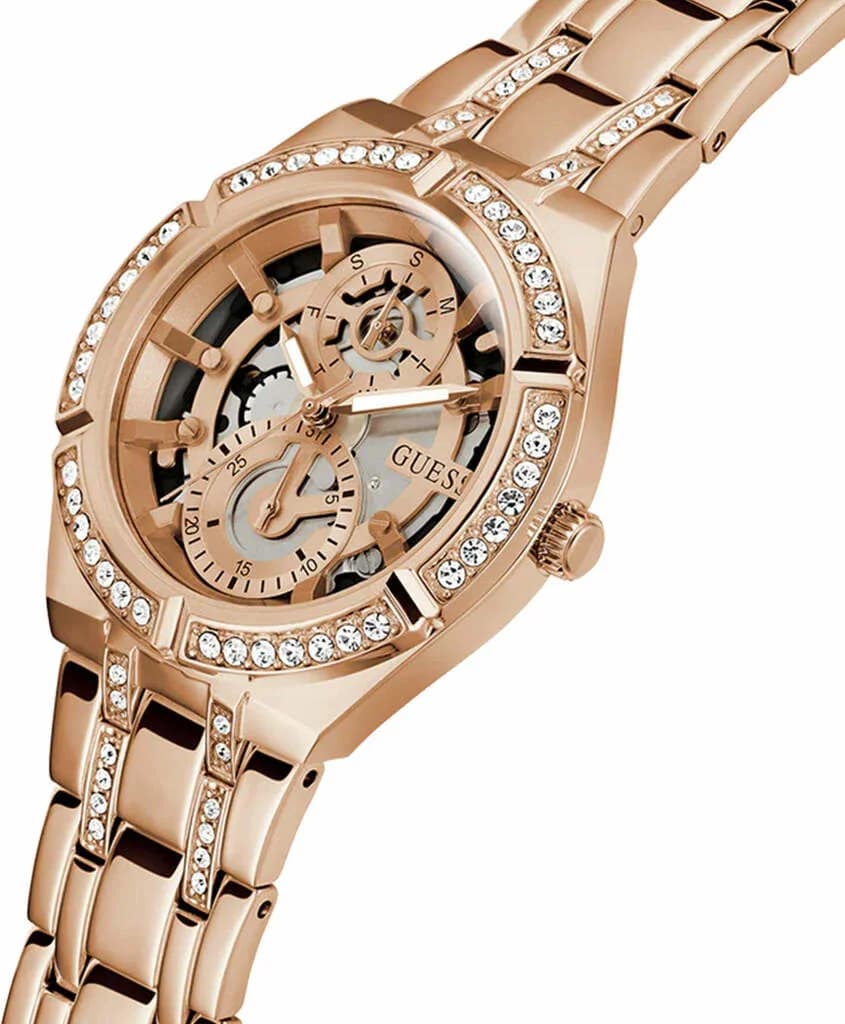 Cadran Guess GW0604L3 avec index appliqués et aiguilles en or rose, affichage squelette et guichets multifonctions pour date et jour sur fond clair