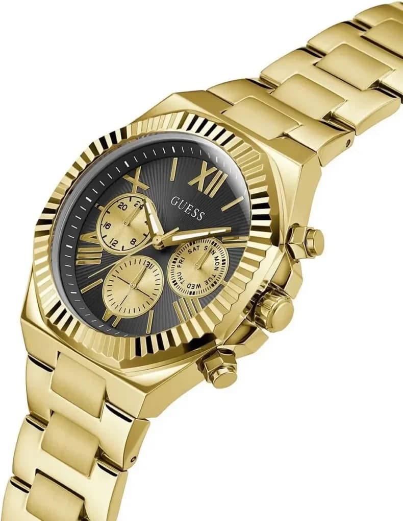 Cadran Guess GW0703G5 dévoile des index dorés, des aiguilles luminescentes et trois compteurs sur fond noir