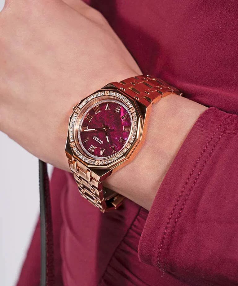 Montre Femme Guess Desire GW0770L3 bracelet acier or rose cadran rouge bordeaux nacre vue 4
