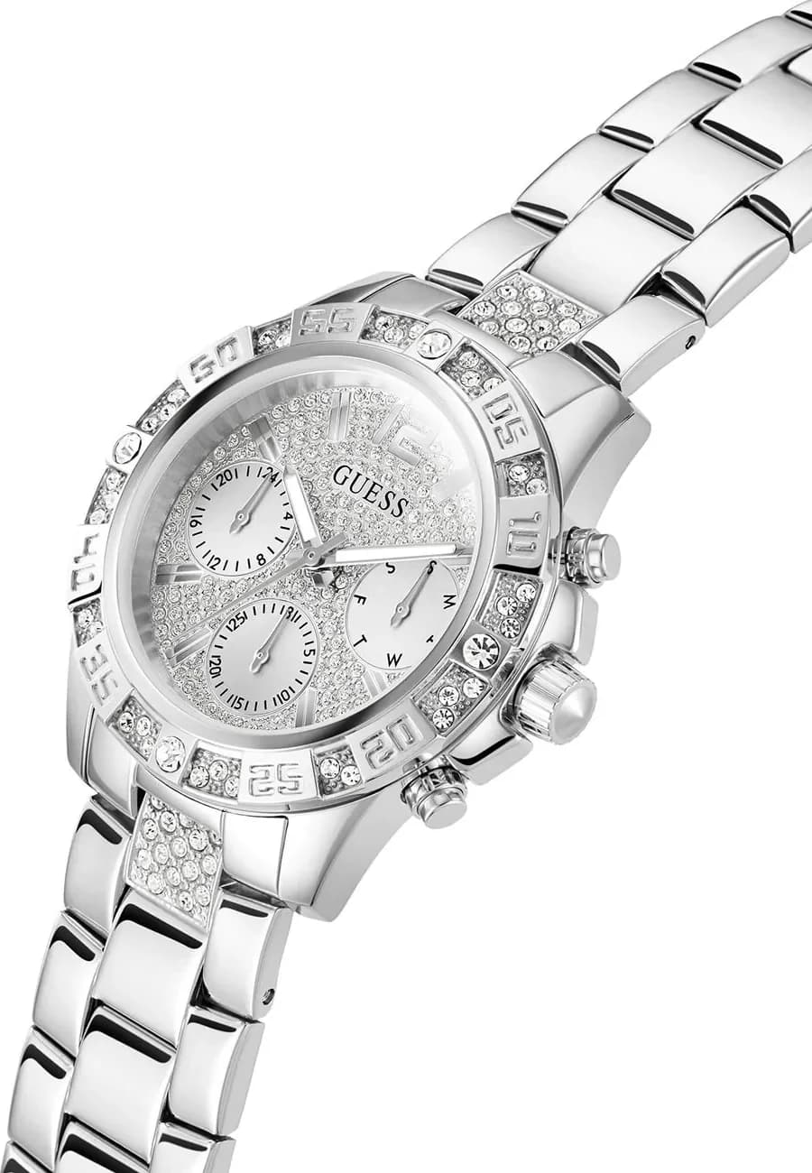 Cadran Guess GW0771L1 au cadran blanc nacré avec index en cristaux, aiguilles dorées et logo Guess à 12h, luxueux