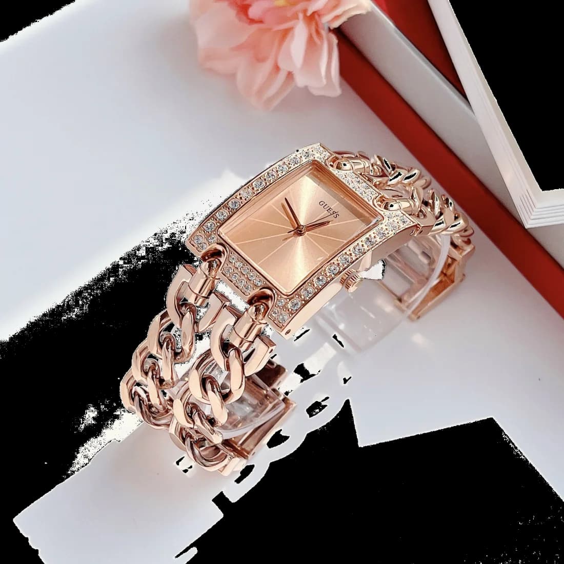 Cadran Guess W0072L3 détail des index bâtons et aiguilles dorées, date à 3h, complications sobres