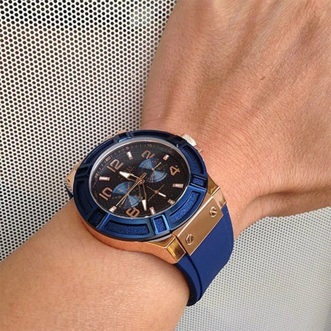 Bracelet Guess W0247G3 en silicone bleu texturé, fermoir ardillon ton sur ton, confort et résistance