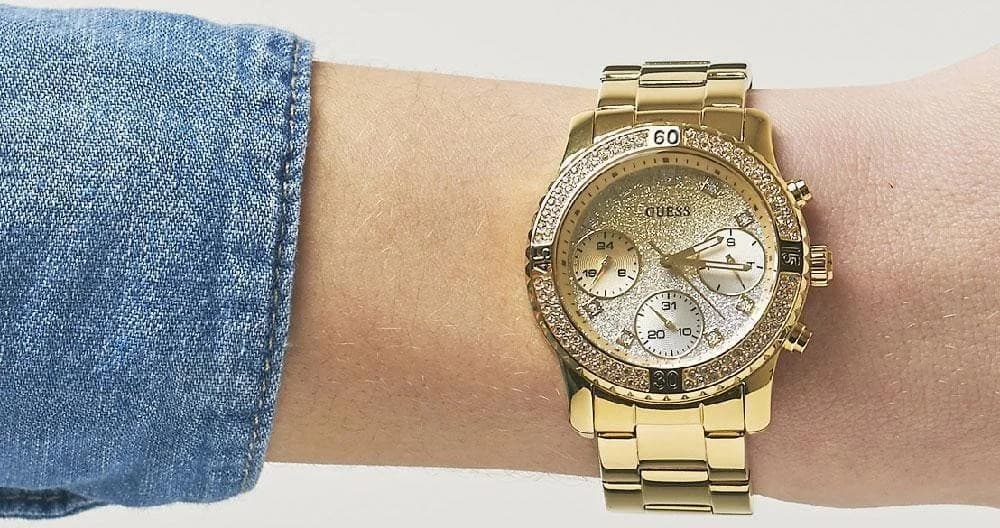 Montre Femme Guess W0774L5 en acier doré jaune et cristaux vue 5