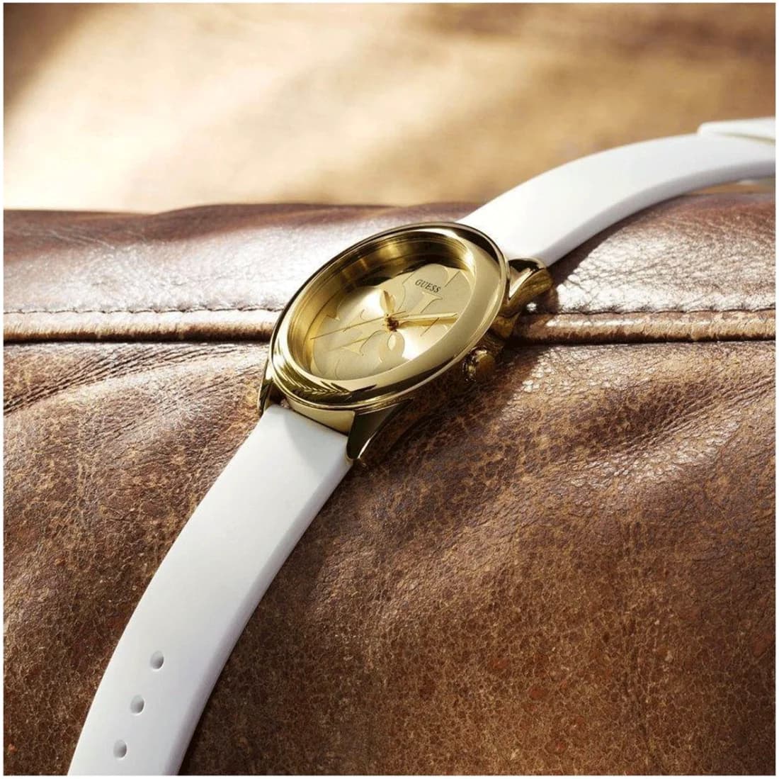 Boîtier Guess W0911L7 rond en acier inoxydable argenté, lunette lisse, vue de profil épurée avec couronne cannelée