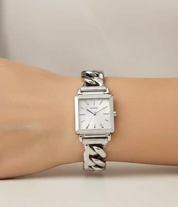 Boîtier Guess W1029L1 carré en acier inoxydable argenté, lunette lisse, profil fin et élégant