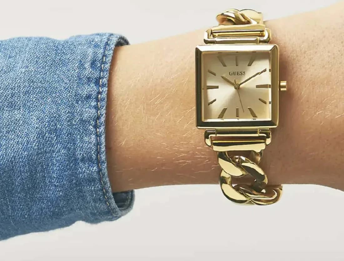 Cadran Guess W1029L2 aux index bâtons et aiguilles dorés, date à 3h, design épuré