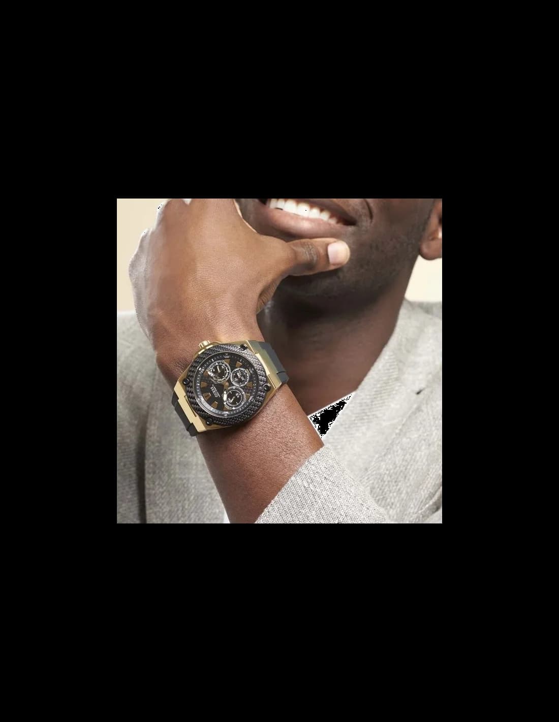 Boîtier Guess W1049G5 rond en acier noir PVD, lunette lisse gravée, couronne crantée et poussoirs chrono sur profil épais