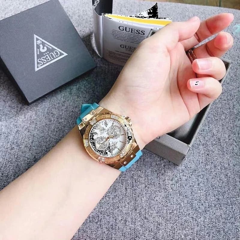 Cadran Guess W1053L6 avec index bâtons et aiguilles argentés sur fond bleu soleil, date à 3h