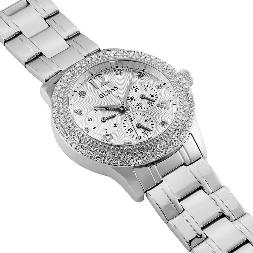 Cadran Guess W1097L1 avec cadran blanc nacré, index romains dorés et aiguilles fines, complication date à 3h