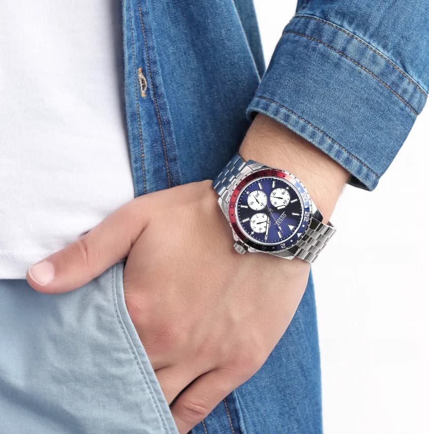 Montre Guess Odyssey W1107G2 cadran multifonction bleu et rouge bracelet acier vue 4