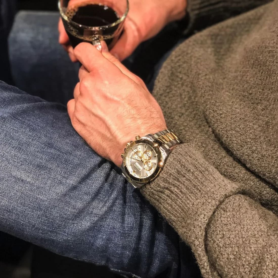 Boîtier Hugo Boss 1512960 en acier bicolore, lunette fixe lisse, verre saphir, couronne et poussoirs chrono