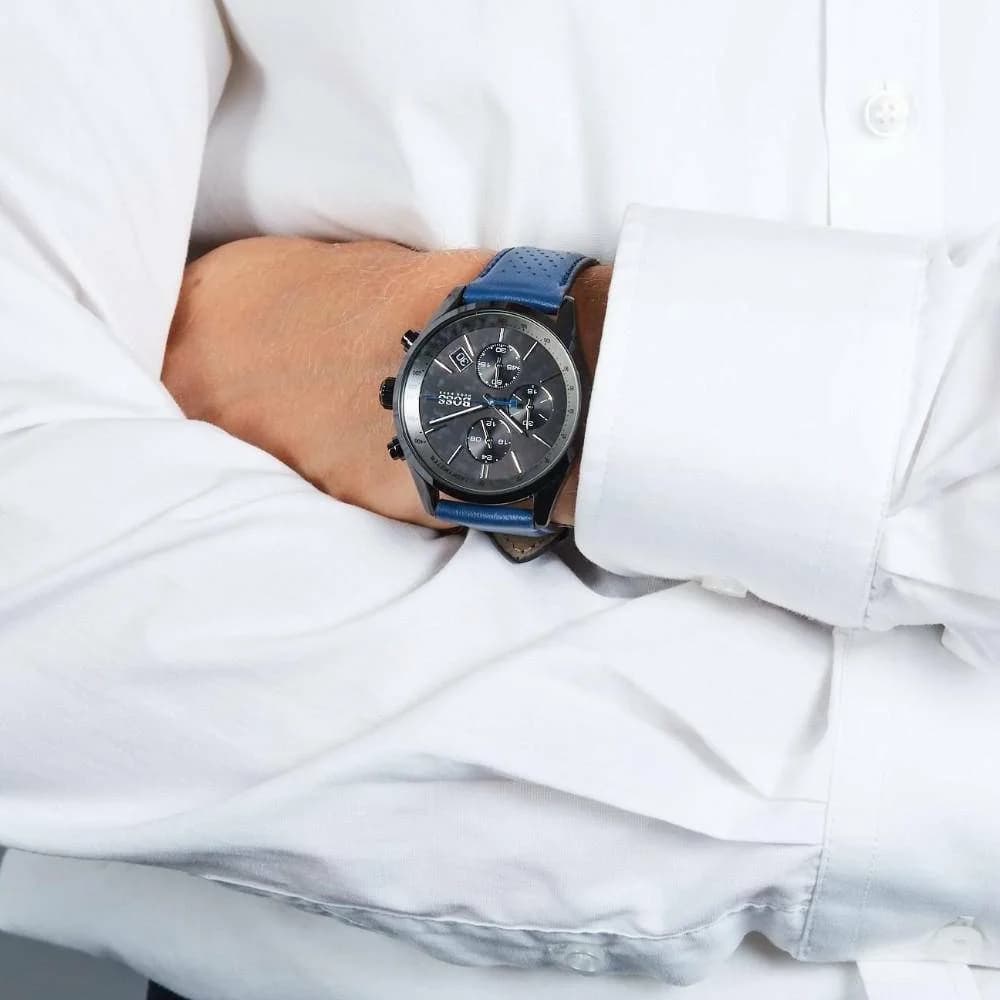 Boîtier Hugo Boss 1513563 en acier brossé 44mm, lunette fixe gravée, poussoirs chrono, étanche 100m