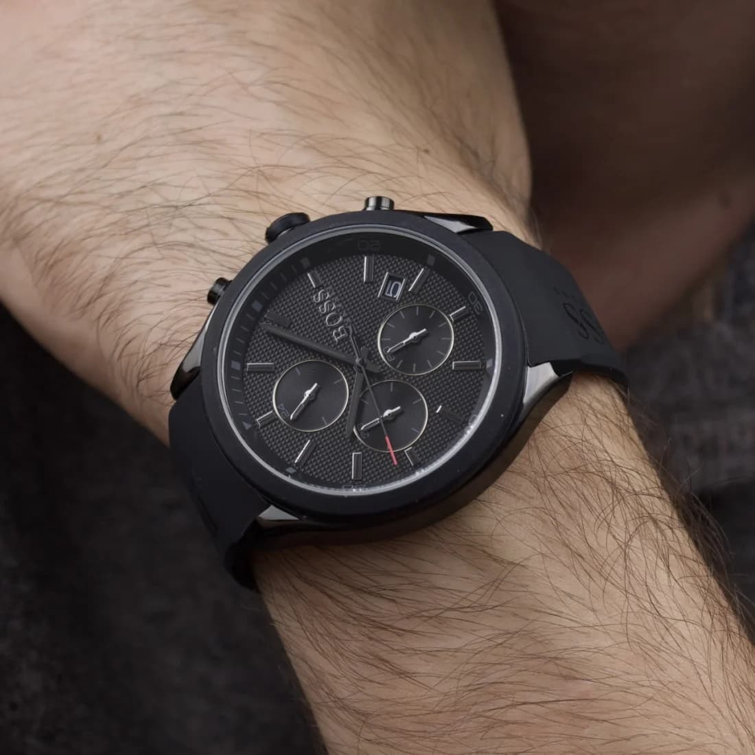 Boîtier Hugo Boss 1513720 en acier inoxydable noir PVD, lunette fixe avec échelle tachymétrique, verre saphir, couronne crantée et poussoirs