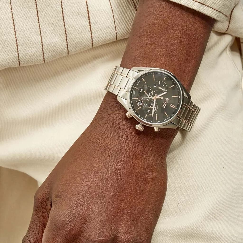 Boîtier Hugo Boss 1513819 en acier bicolore, lunette polie bicolore, verre saphir, couronne et poussoirs chronographe, profil fin