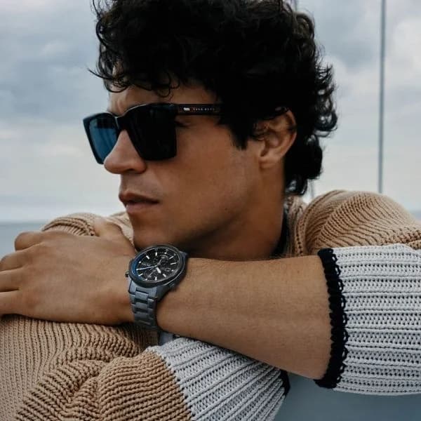 Boîtier Hugo Boss 1513824 rond en acier brossé, lunette lisse, couronne et poussoirs chrono, profil épuré