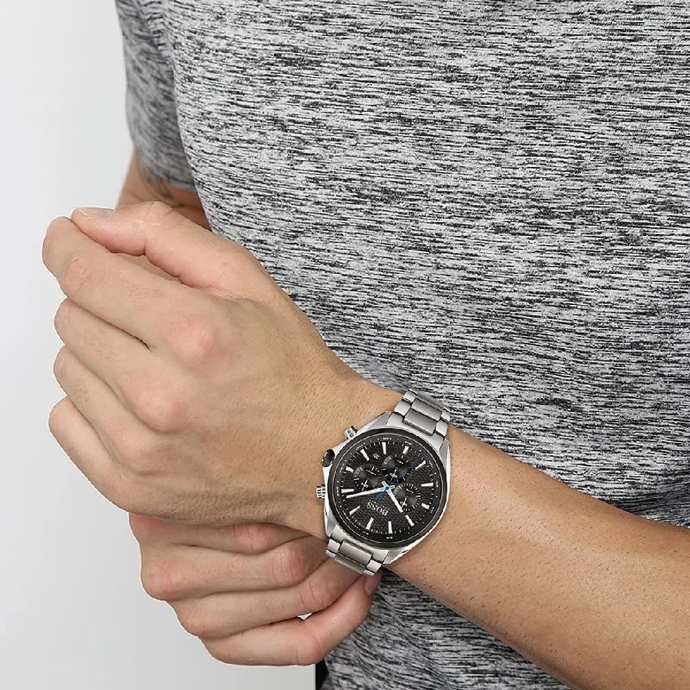 Boîtier Hugo Boss 1513857 acier rond brossé et poli, lunette fine fixe, couronne crantée, poussoirs chrono, fond vissé, étanche 100m