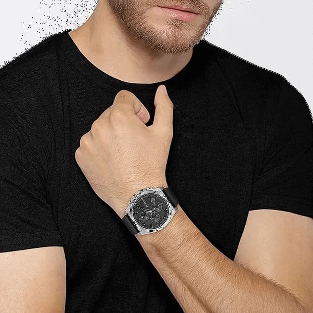 Boîtier Hugo Boss 1513881 en acier noir brossé, lunette lisse et poussoirs chrono, vue de profil