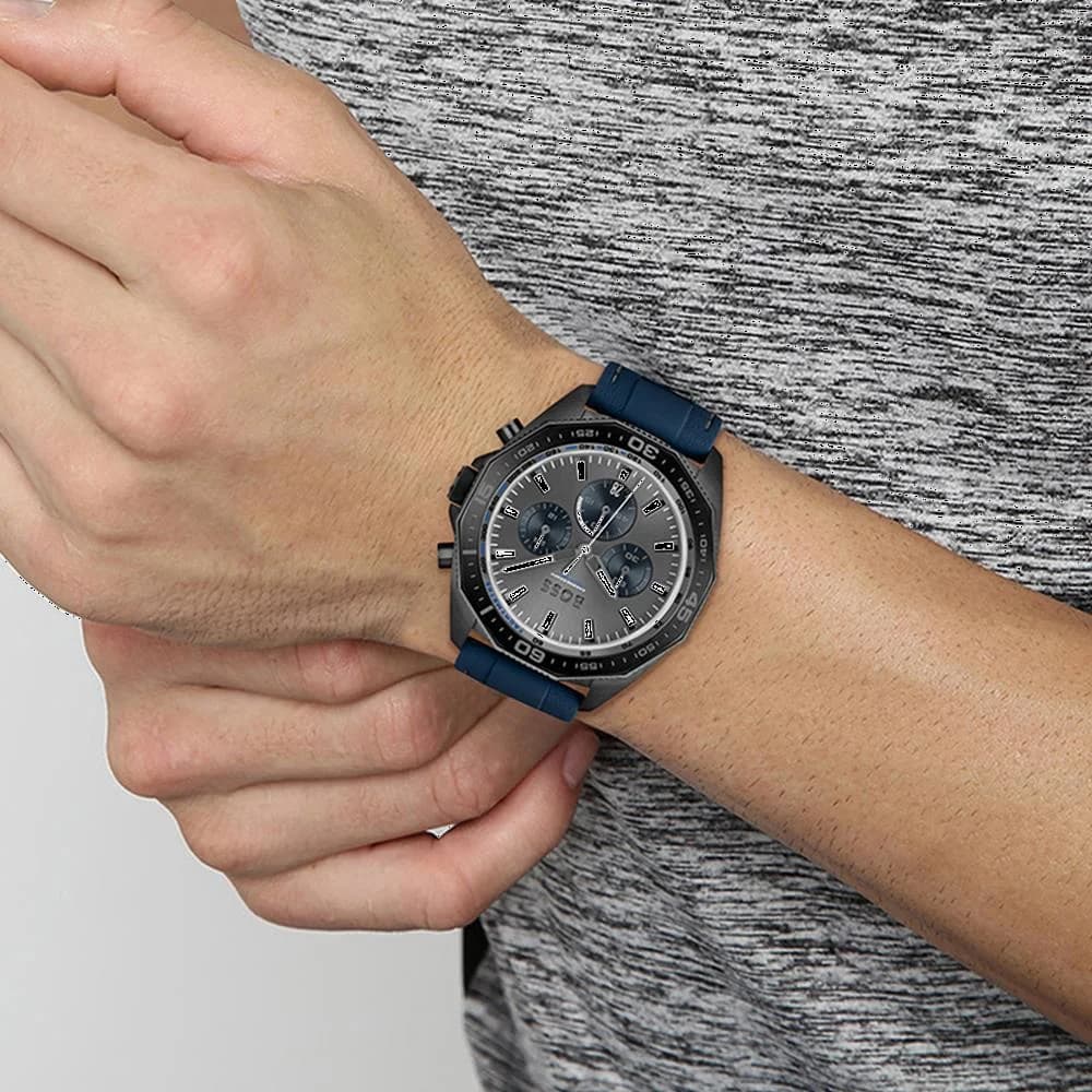 Boîtier Hugo Boss 1513972 en acier inoxydable brossé, lunette fixe bleue, couronne crantée, profil fin et élégant