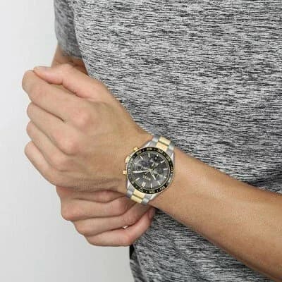Boîtier Hugo Boss 1514144 en acier bicolore 43mm, lunette lisse et glace saphir vue de profil