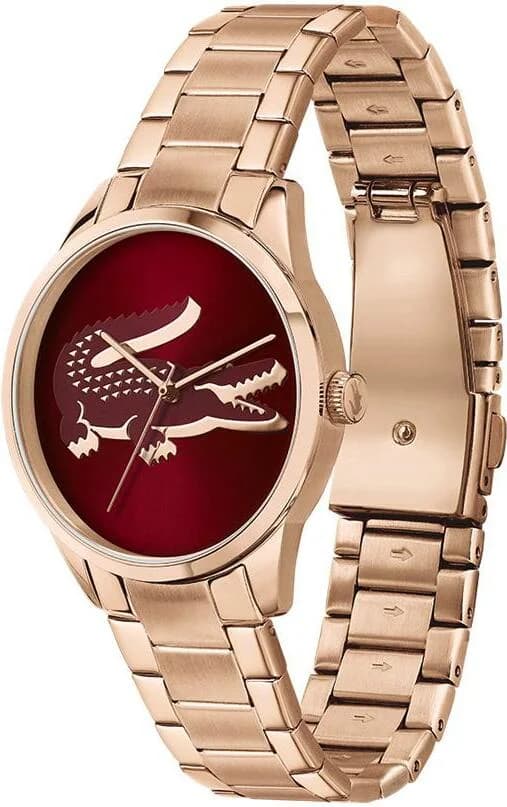 Cadran Lacoste 2001191 avec index bâton et aiguilles dorés sur fond rouge, lisibilité parfaite