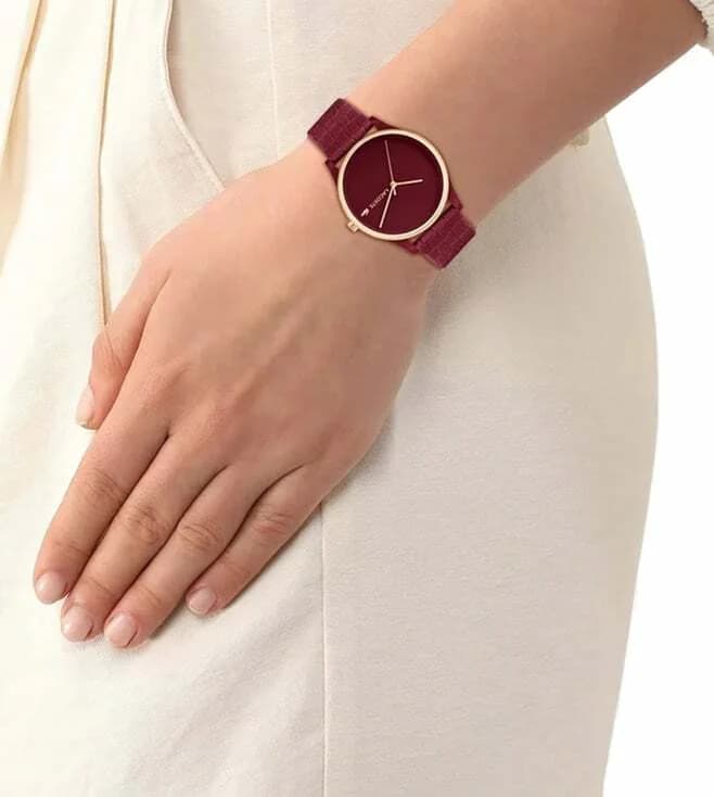 Bracelet Lacoste 2001283 en silicone rouge, boucle ardillon en acier, matière souple et résistante