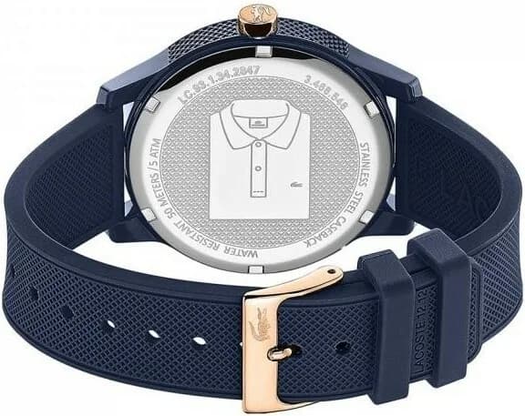 Bracelet Lacoste 2011011 en silicone bleu marine texturé, boucle ardillon en acier brossé, confortable et résistant