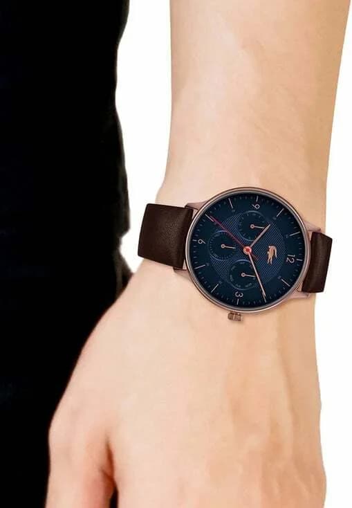 Boîtier Lacoste 2011141 en acier inoxydable brossé, lunette lisse fine et verre minéral, profil élégant