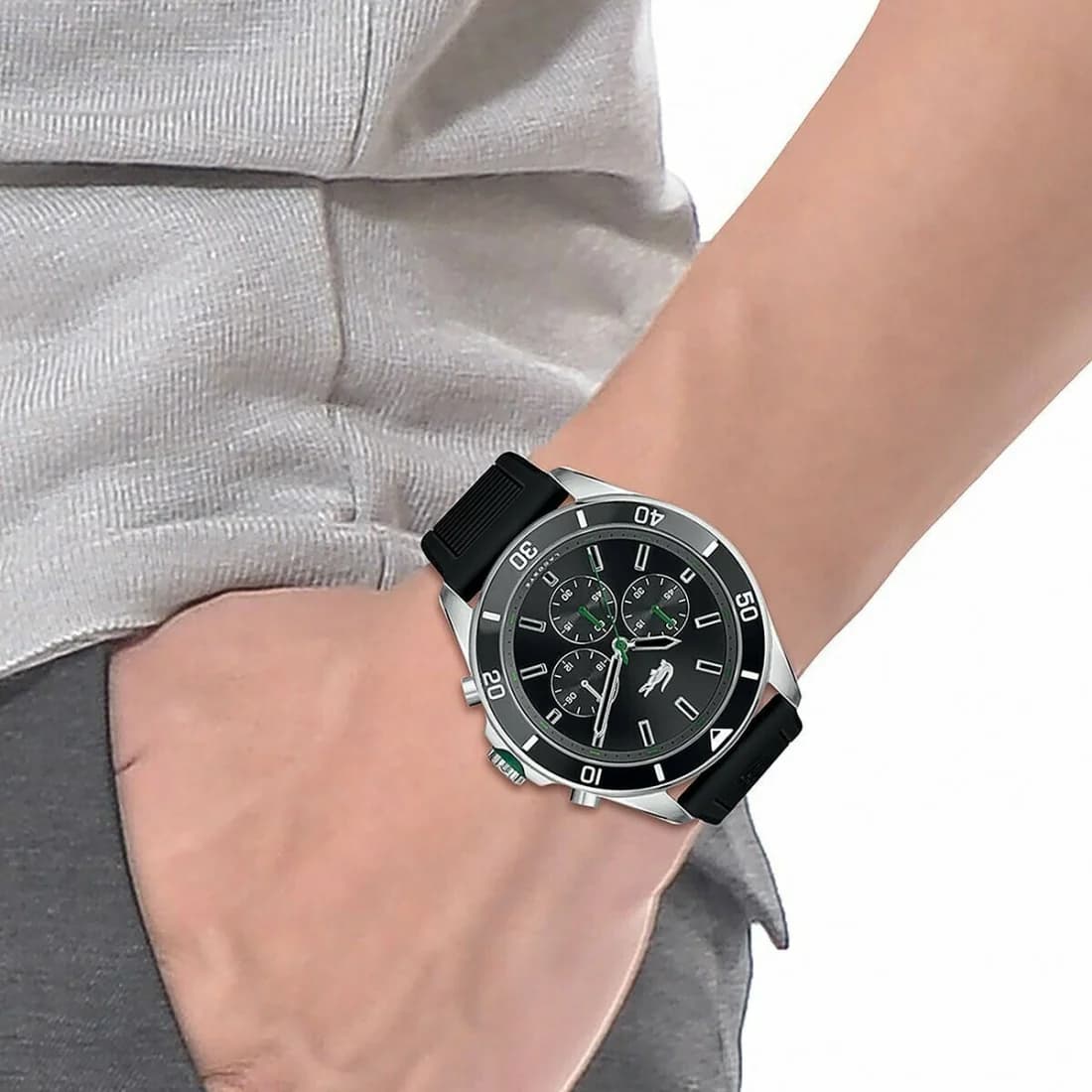 Boîtier Lacoste 2011152 en acier noir mat, lunette fixe et vue de profil épurée