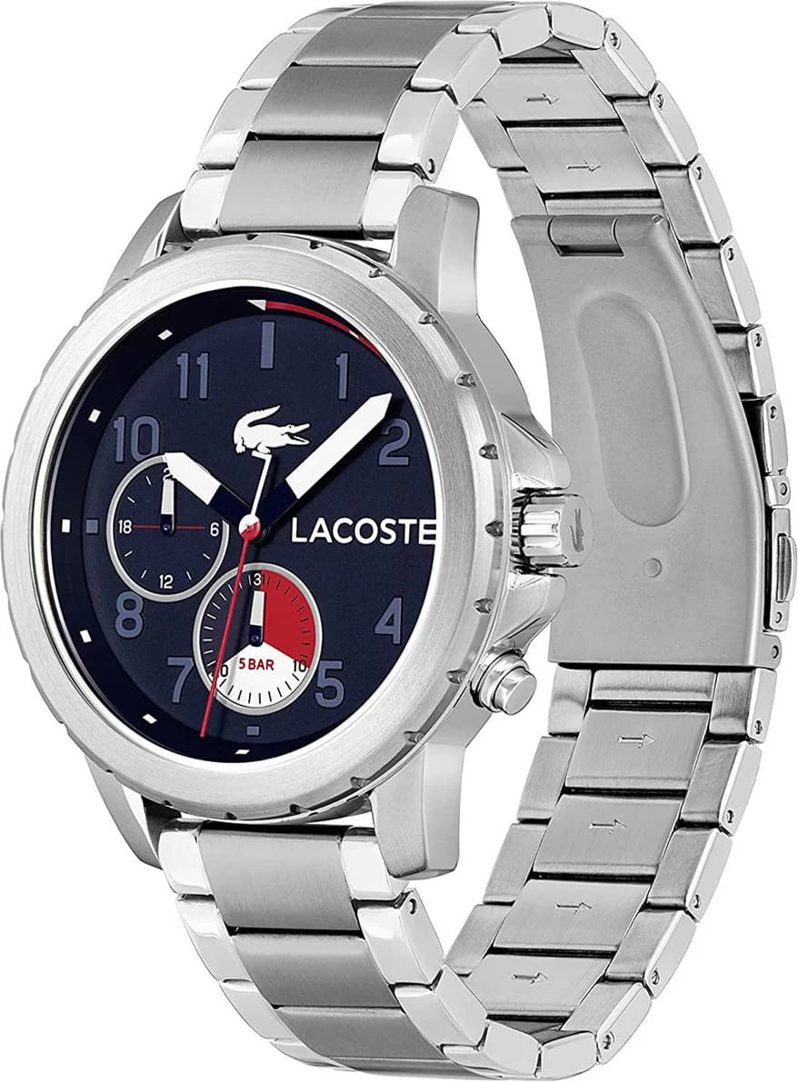 Cadran Lacoste 2011208 avec compteurs multifonctions et guichet date à 4h30, sur fond bleu texturé soleillé