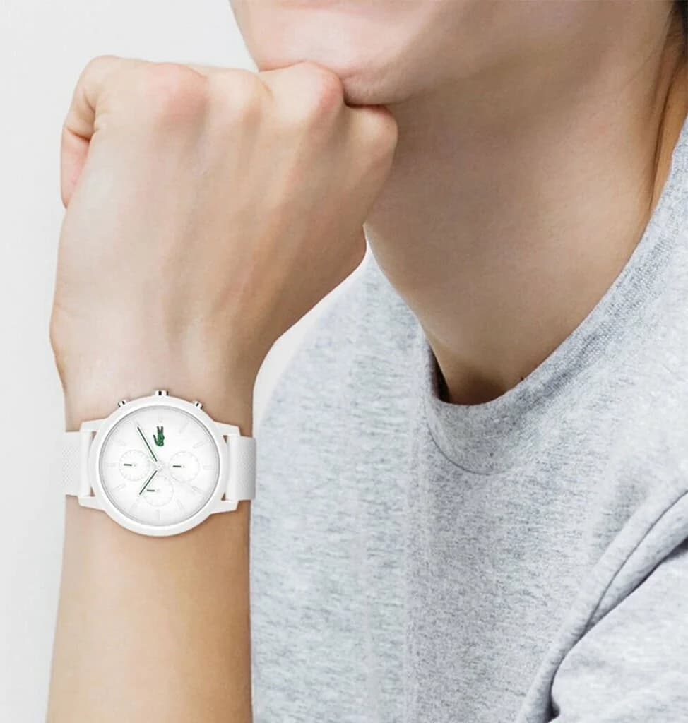 Boîtier Lacoste 2011246 blanc en acier inoxydable, lunette lisse et verre minéral, vue de profil épurée