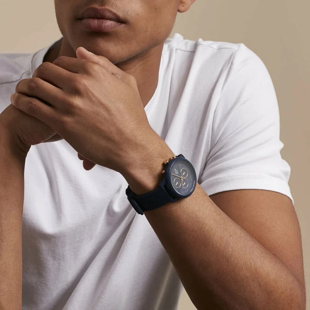 Boîtier Lacoste 2011248 en acier brossé de 43mm, lunette fixe et couronne crantée pour une allure robuste