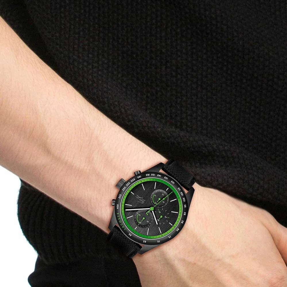 Bracelet Lacoste 2011296 en cuir noir cousu main, boucle ardillon acier, texture grainée et confortable