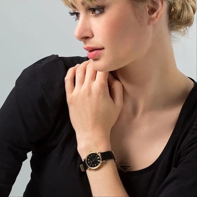 Bracelet Marc Jacobs MBM1273 en cuir noir avec boucle ardillon, texture lisse et confortable