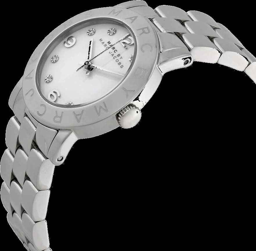 Cadran Marc Jacobs MBM3054 blanc nacré avec index bâtons et chiffres romains, aiguilles dorées, date à 3h
