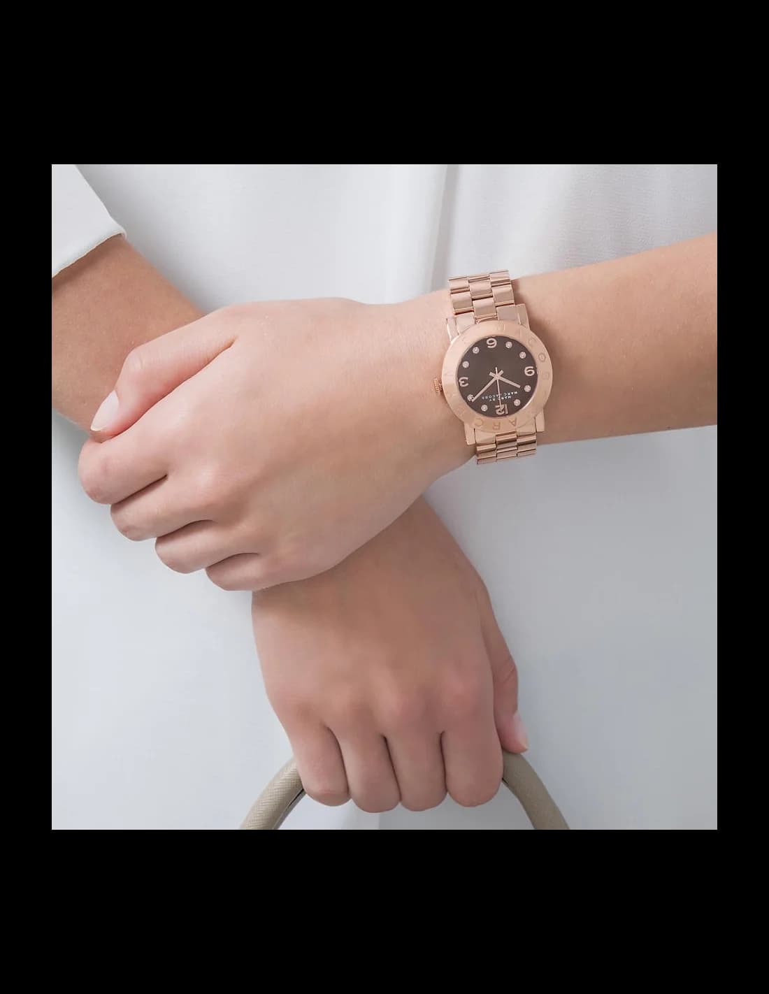 Cadran Marc Jacobs MBM3167 chocolat avec index dorés et aiguilles fines, complications date pour une lecture précise