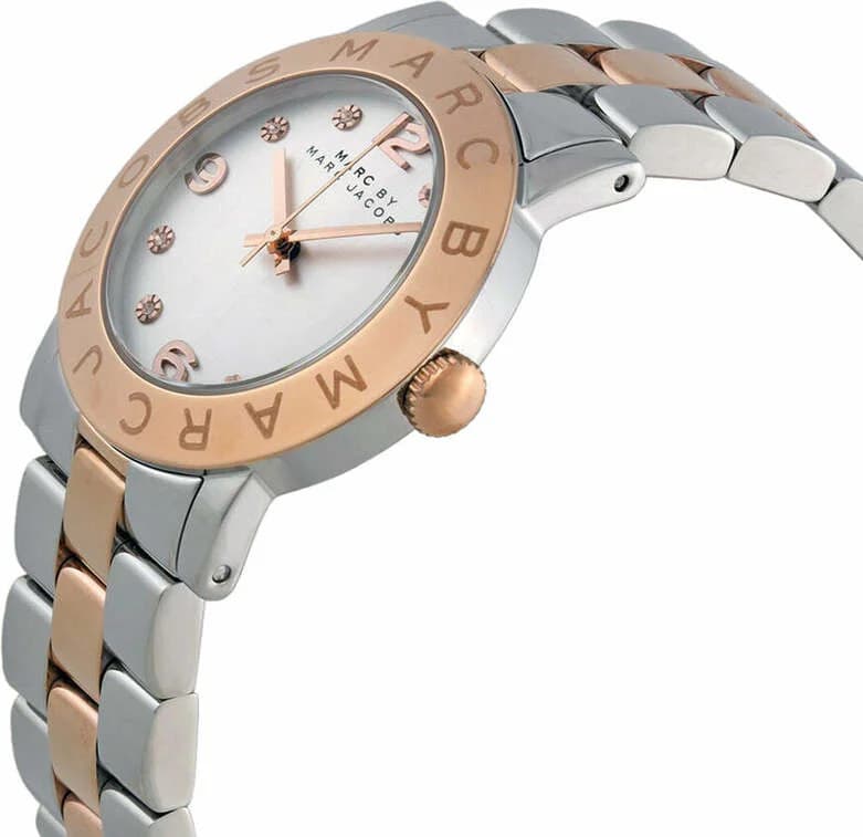 Cadran Marc Jacobs MBM3194 présente des aiguilles bâton et index appliqués, design épuré