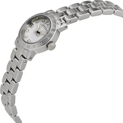 Cadran Marc Jacobs MBM3225 blanc nacré orné d'index appliqués dorés, aiguilles dauphine et guichet date à 3h