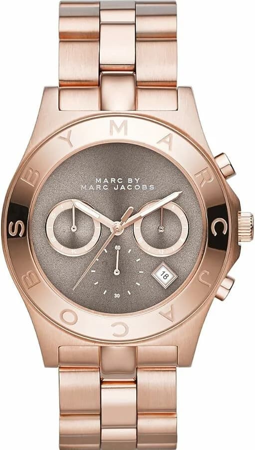 Montre Marc Jacobs MBM3308 avec cadran blanc lumineux et aiguilles or rose, style élégant et raffiné