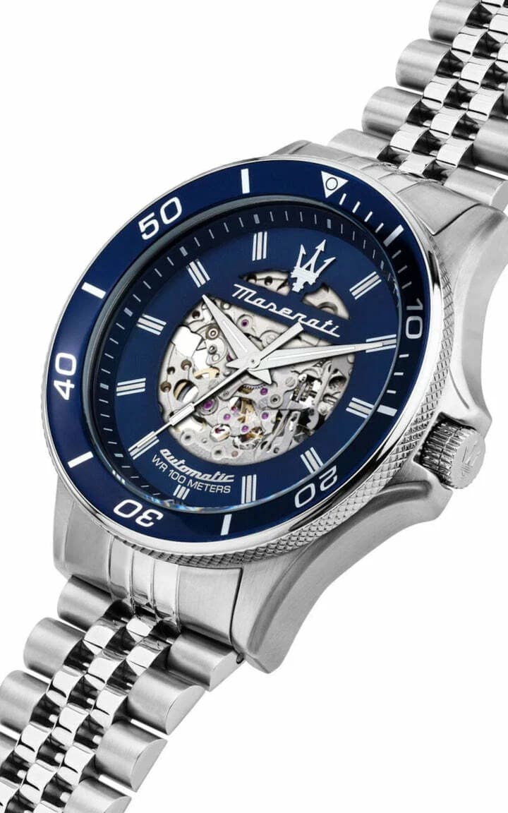 Cadran Maserati R8823140011 dévoile un mouvement automatique visible avec index appliqués et aiguilles dauphine