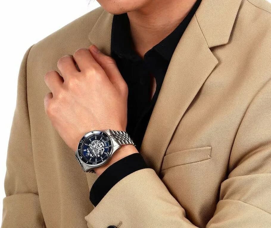 Boîtier Maserati R8823140011 en acier rond de 43 mm, lunette lisse polie et verre saphir bombé