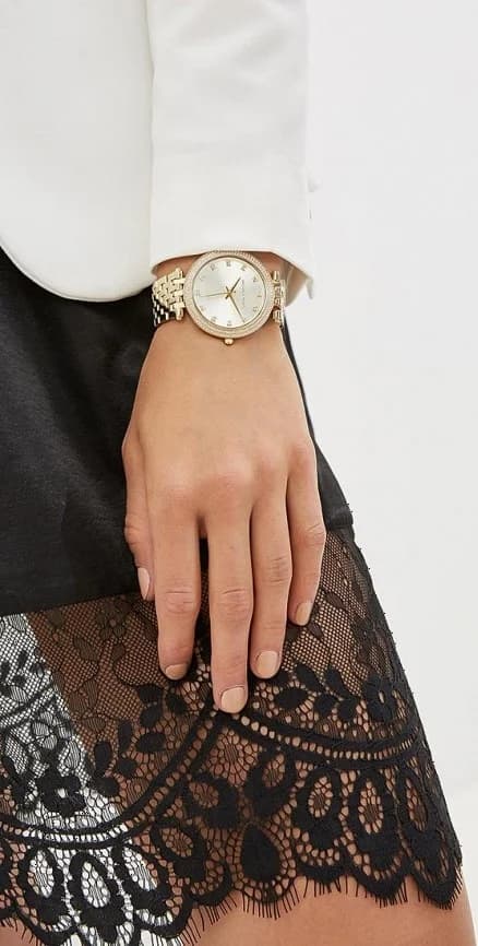 Boîtier Michael Kors MK3216 rond en acier doré, lunette lisse, profil fin et élégant