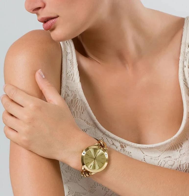 Boîtier Michael Kors MK3222 en acier doré, lunette lisse, fond acier, vue profil fin et élégant